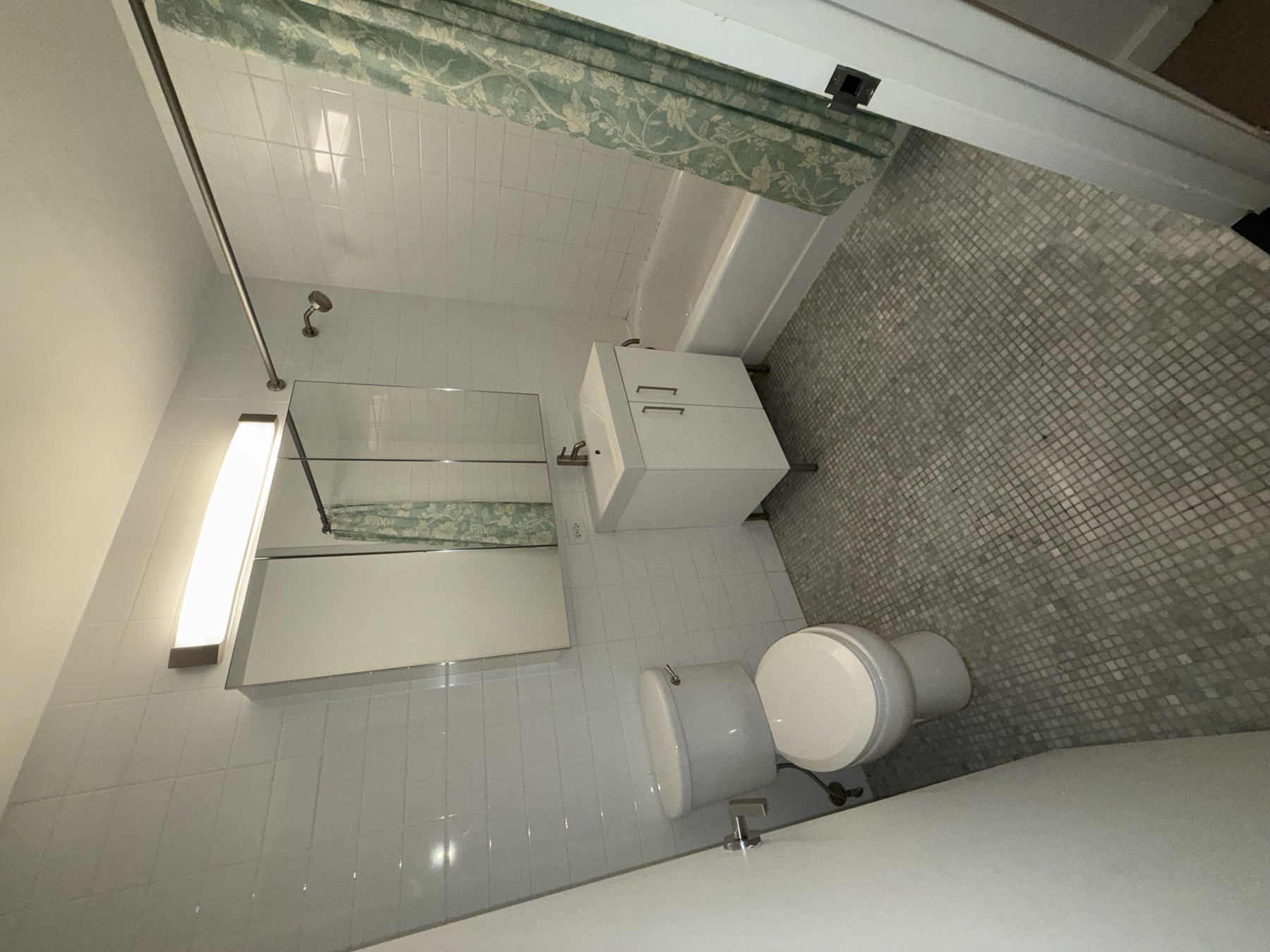 Clean bathroom after a last-minute apartment cleaning in New York City